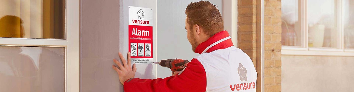 Alarmskilt monteres på husvegg