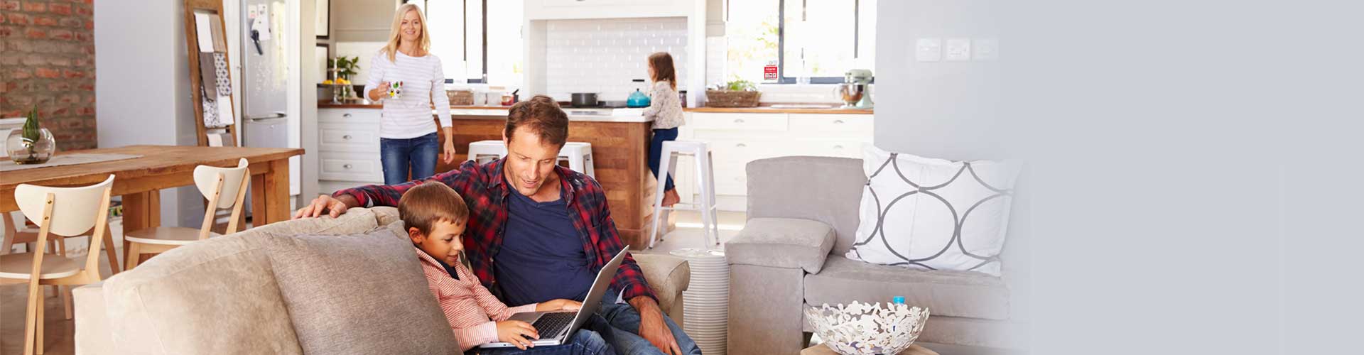 Trygg familie i alarmsikret bolig