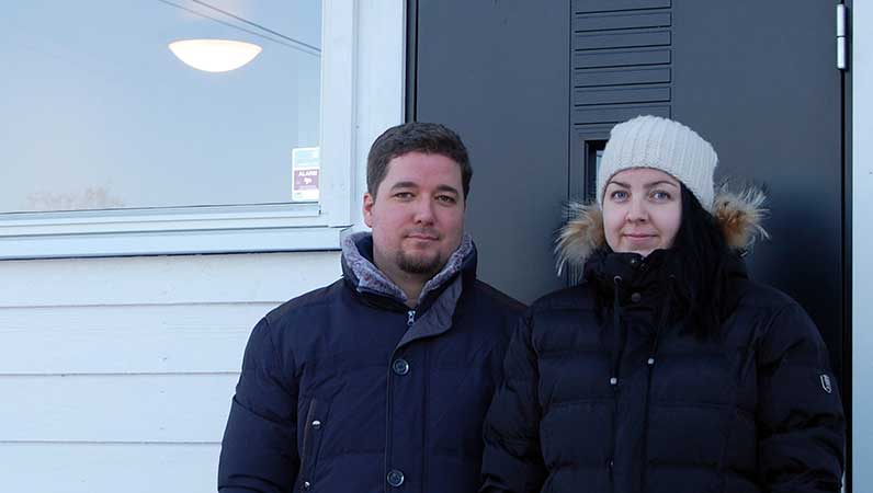 Jarle og Nina foran boligen der brannen startet