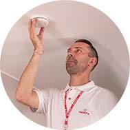 Alarmspesialister installerer alarmsystemet Alarmspesialister installerer alarmsystemet