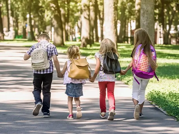 Barn går hjem fra skolen