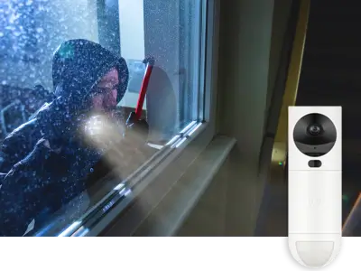 Innbruddstyv ser inn vindu og kameradetektor