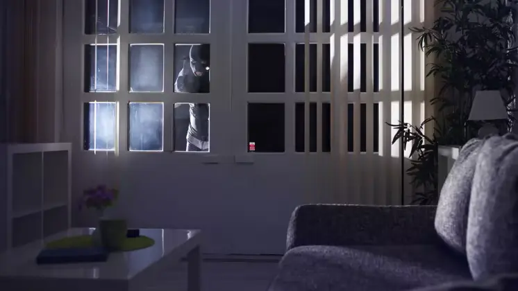 Innbruddstyv titter inn stuevindu Innbruddstyv titter inn stuevindu
