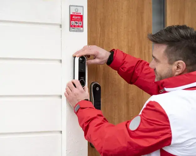 Arlo ringeklokke tilboblet alarm og Yale Doorman Arlo ringeklokke tilboblet alarm og Yale Doorman