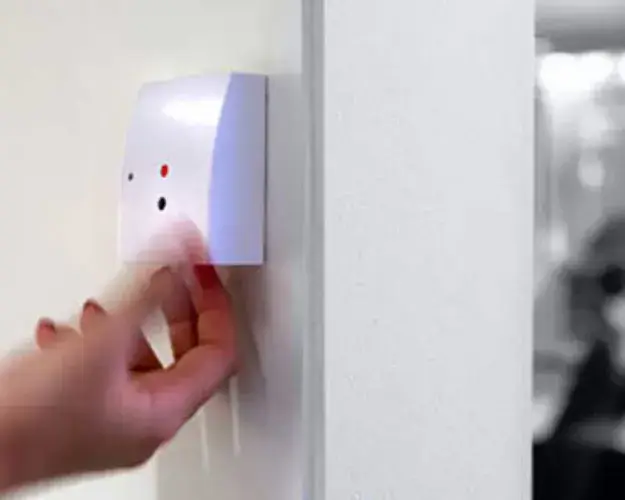 Dame klikker på SOS alarm Dame klikker på SOS alarm