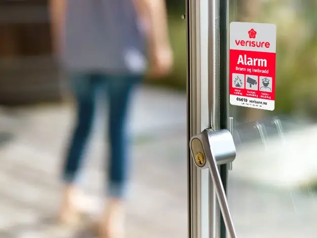Alarm klistremerke på vindu