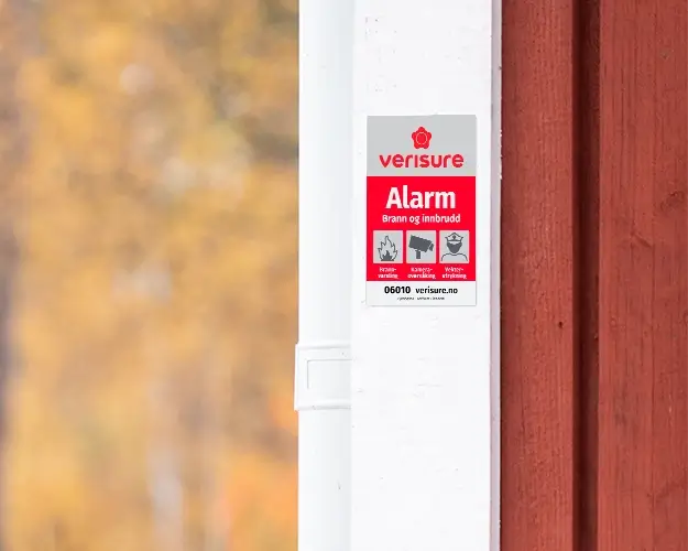 Ekte alarmskilt på husvegg Ekte alarmskilt på husvegg