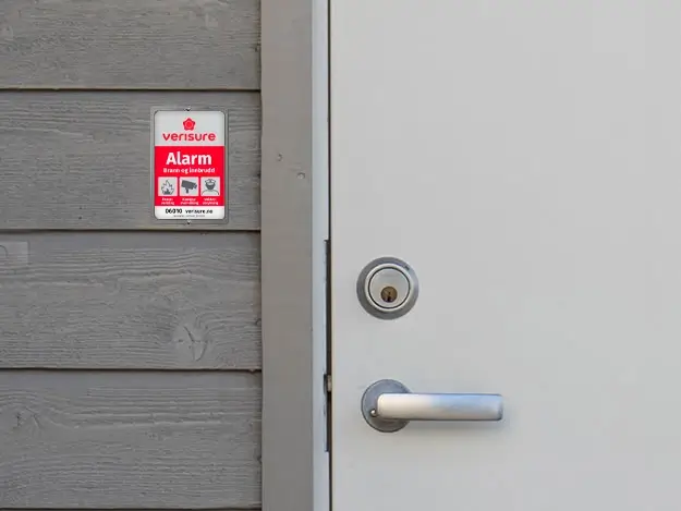 Alarmskilt ved ytterdør