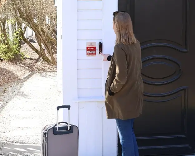 Besøkende ringer på video ringeklokke