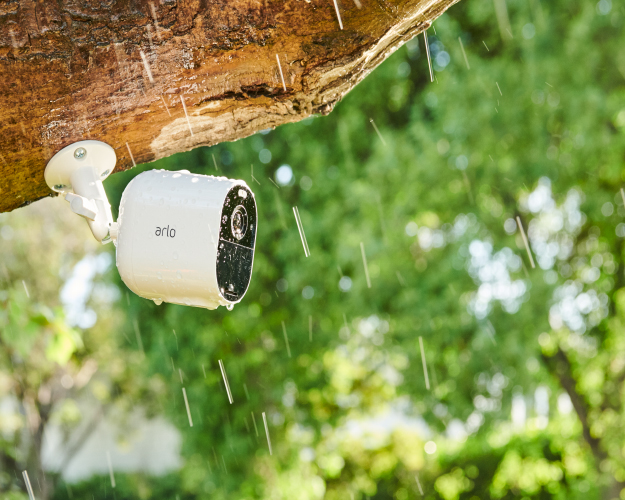 Arlo Essential kamera utendørs i regn Arlo Essential kamera utendørs i regn