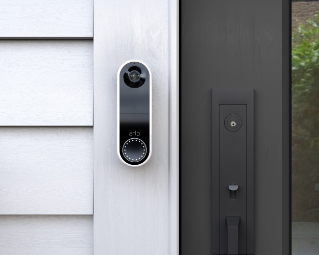 Dame ser besøkende på app via Arlo Video Doorbell