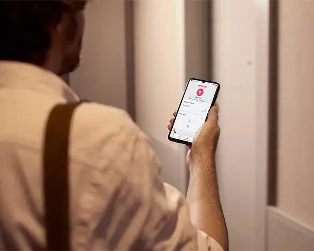 Mann styrer Yale Doorman med app Mann styrer Yale Doorman med app
