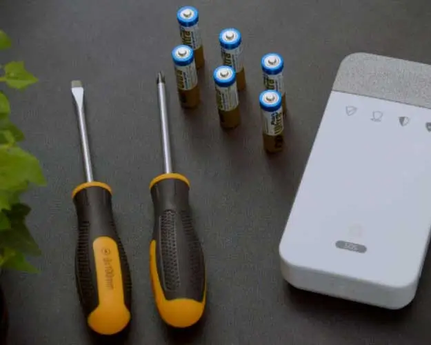 Betjeningspanel, batterier og utstyr for å bytte batterier Betjeningspanel, batterier og utstyr for å bytte batterier