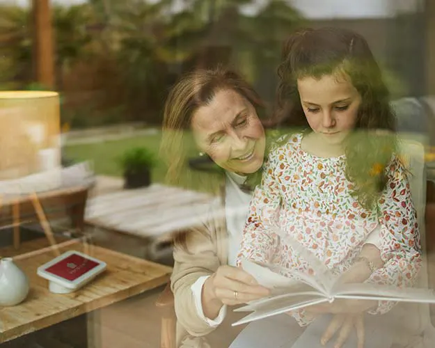 Bestemor leser med barnebarn og har portalen i nærhetenmed Verisure Portal Bestemor leser med barnebarn og har portalen i nærhetenmed Verisure Portal