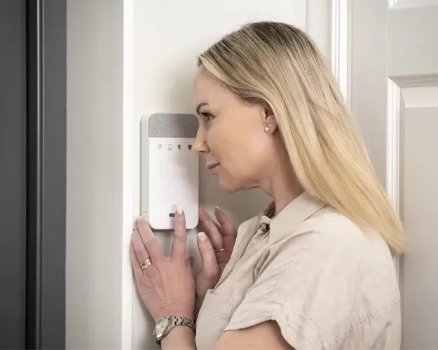 dame trykker på sos knapp og snakker med alarmstasjonen dame trykker på sos knapp og snakker med alarmstasjonen
