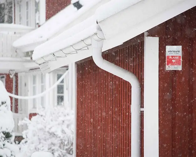 Rød bolig sikret med kamera og alarmsystem Rød bolig sikret med kamera og alarmsystem