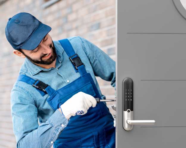 Mann monterer Yale Doorman L3
