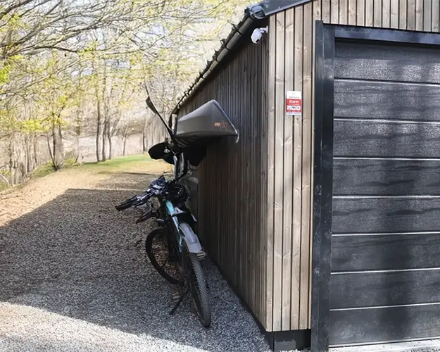 kameraovervåkning og alarmskilt ved garasjen