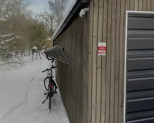 kameraovervåkning og alarmskilt ved garasjen