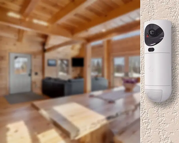 kamera på vegg inne i hytten