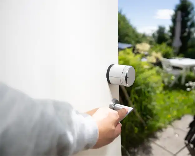 lukker døren med lockguard installert