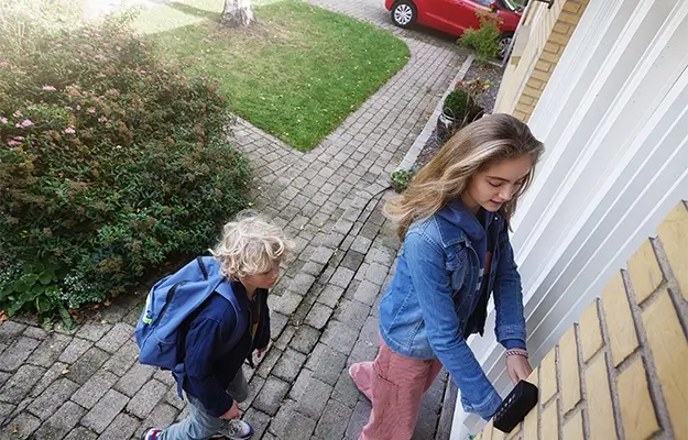 barn blir sluppet inn hjemme via lockguard
