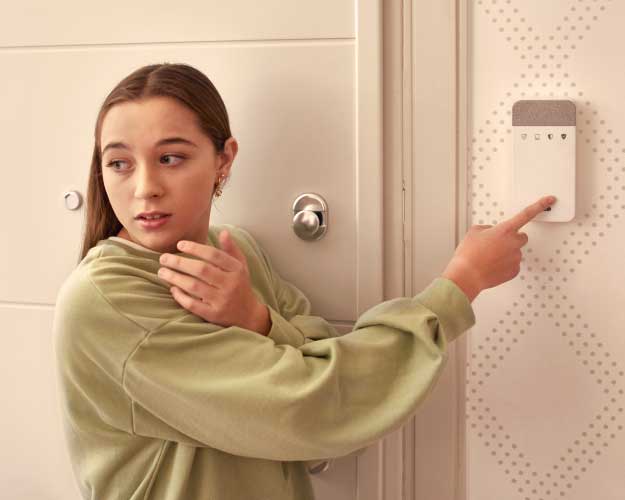 Jente sender SOS-alarm Jente sender SOS-alarm