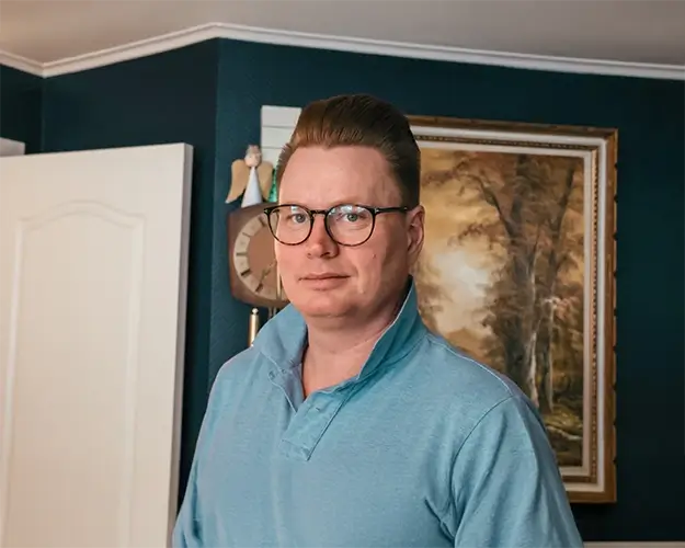 Thomas på Moi i stua der julepynten brant Thomas på Moi i stua der julepynten brant