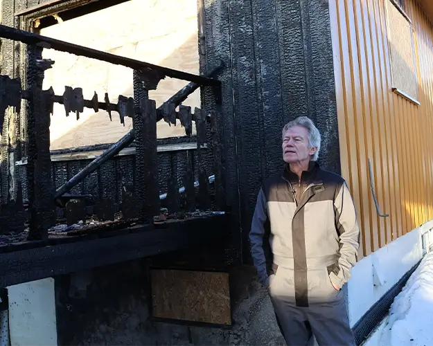 Torbjørn foran nedbrent veranda i Trondheim Torbjørn foran nedbrent veranda i Trondheim