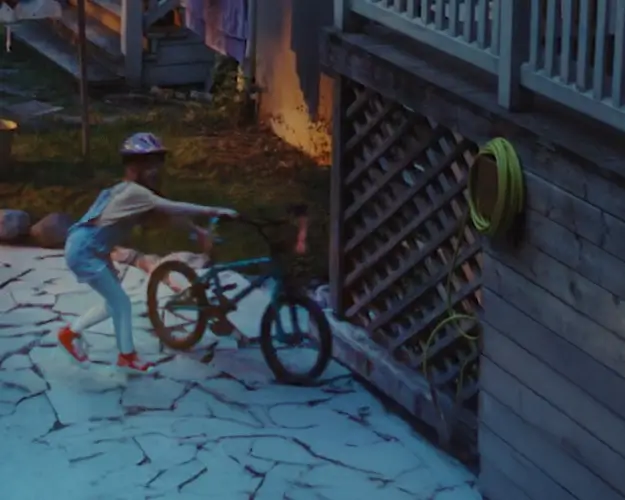 jente kommer hjem til trygt hus i 1988