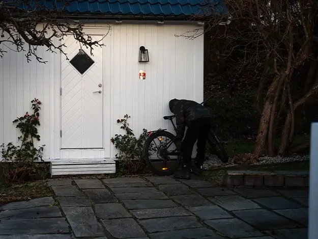 Tyv prøver å stjele sykkel