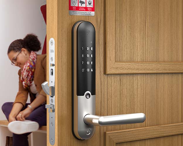 Dame i gang med Yale Doorman L3 kodelås