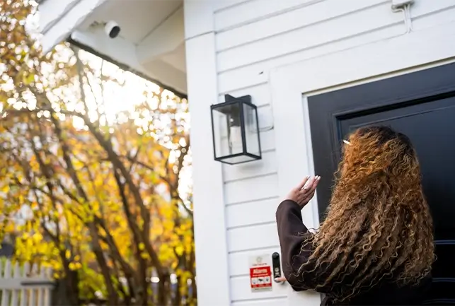 Dame vinker til overvåkningskamera