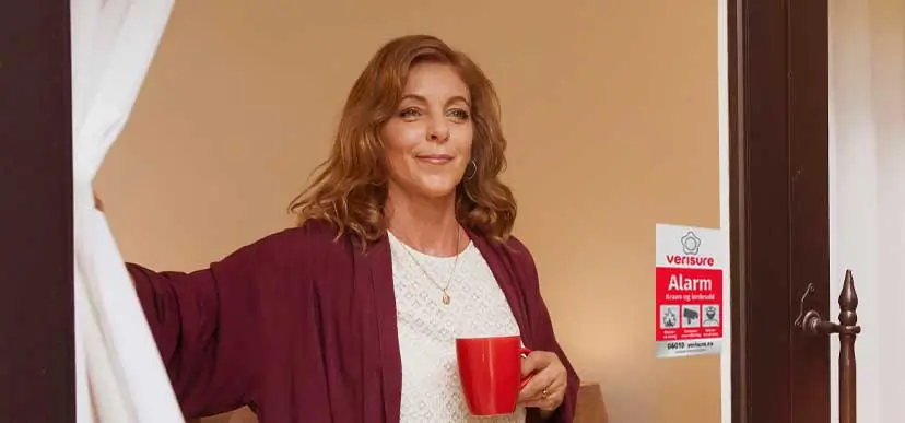 Dame med kaffekopp - alarmen slår seg av ved daggry Dame med kaffekopp - alarmen slår seg av ved daggry