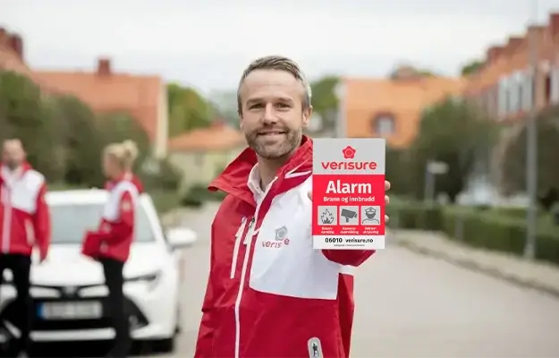 sikkerhetskspert viser frem verisure alarmskilt sikkerhetskspert viser frem verisure alarmskilt