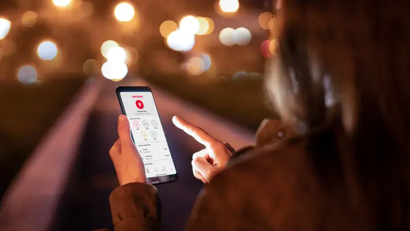 Dame trykker på Verisure app Dame trykker på Verisure app