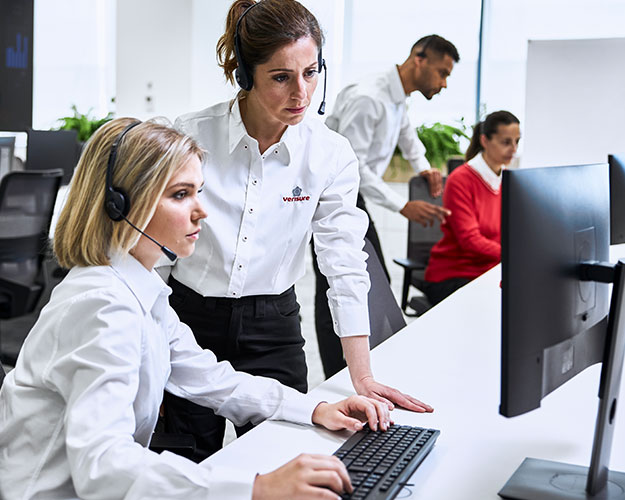 Alarmoperatører ser på videoopptak fra kamera