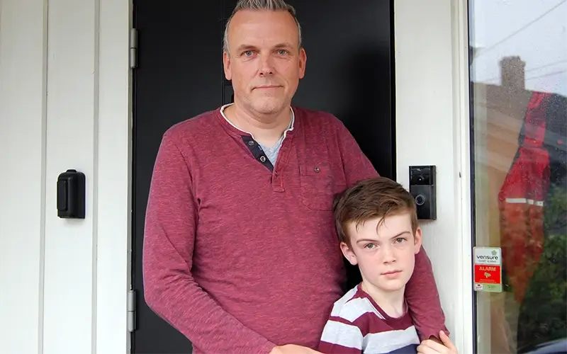 far Per Lasse og Andreas foran ytterdør far Per Lasse og Andreas foran ytterdør