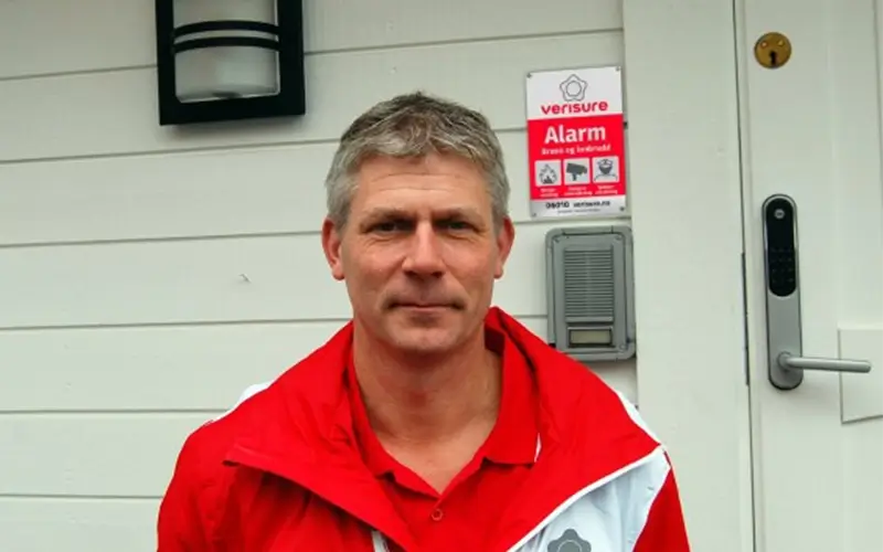 Dagfinn Thorkildsen, sikkerhetsekspert i Verisure foran alarmsikret bolig Dagfinn Thorkildsen, sikkerhetsekspert i Verisure foran alarmsikret bolig