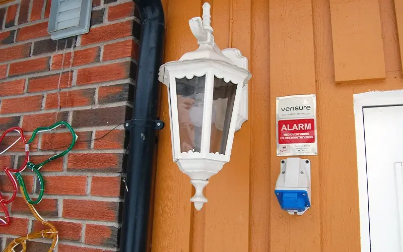 Alarmskilt på veggen Alarmskilt på veggen