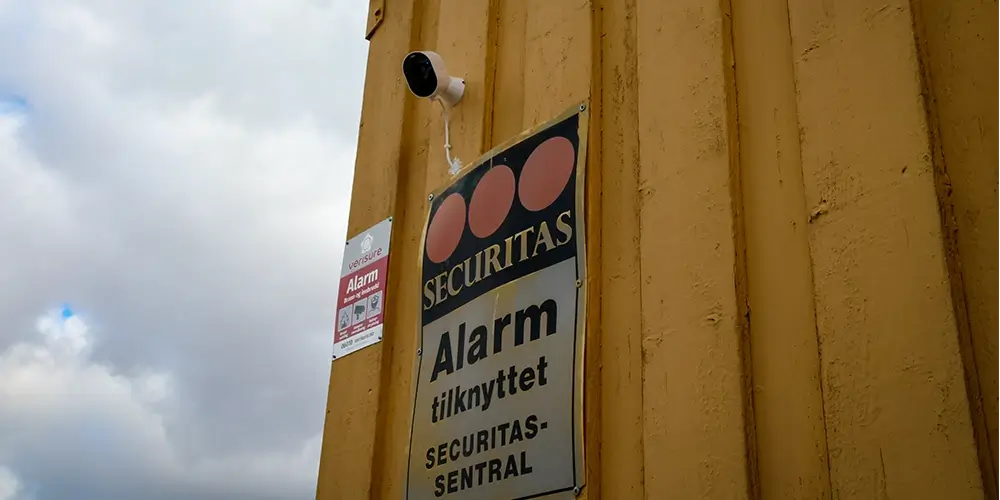 arlo kamera på vegg med alarmskilt fra verisure og securitas arlo kamera på vegg med alarmskilt fra verisure og securitas