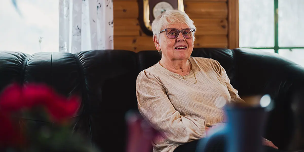 Edith Lorentzen hjemme i sofaen