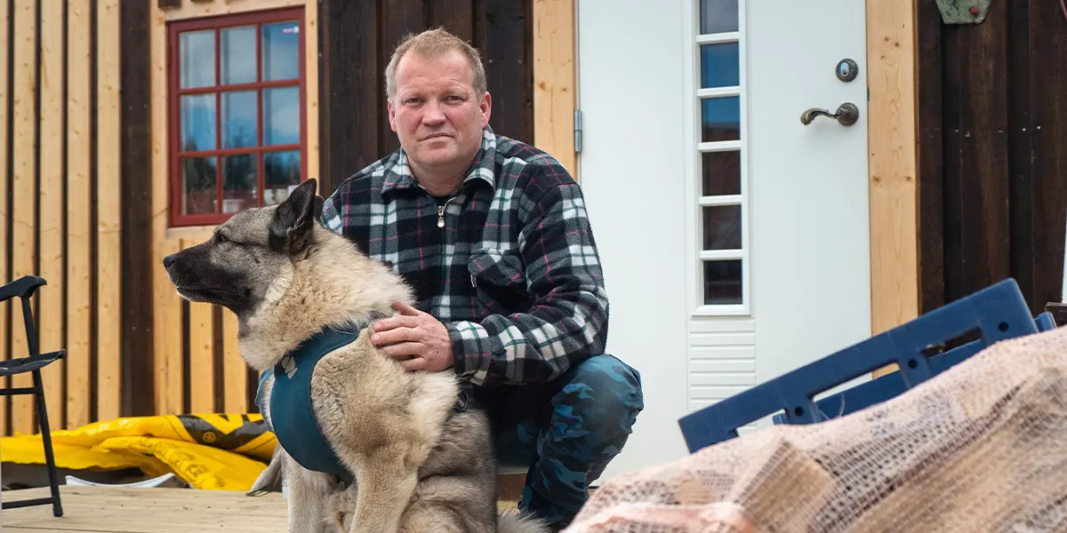 Kent Erik og hund utenfor huset