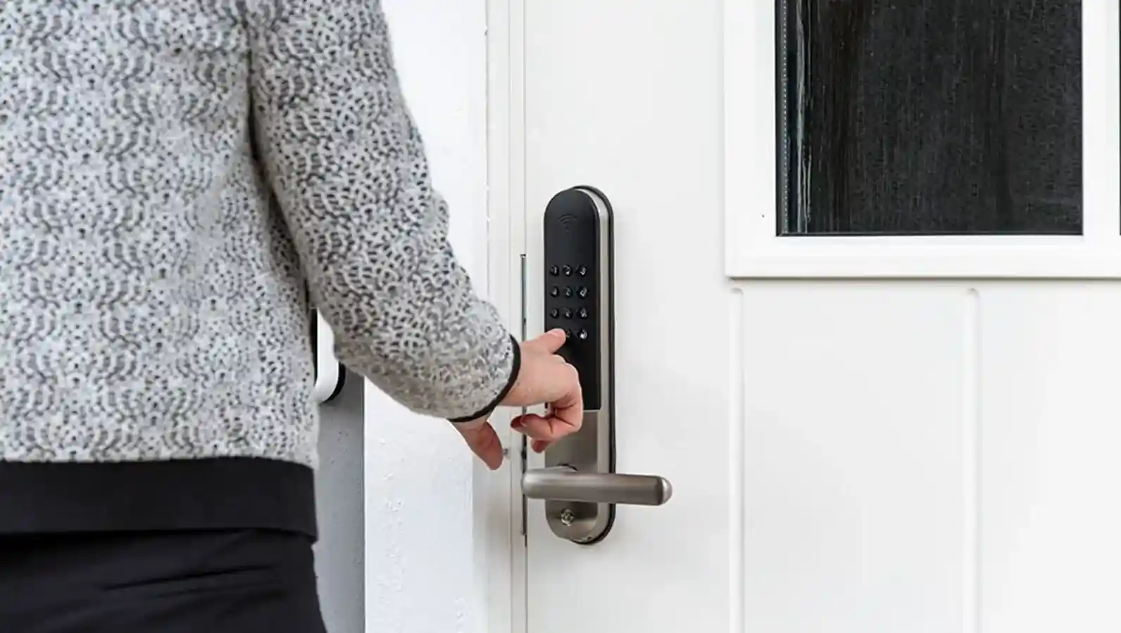 låser seg inn ved å trykke på knappene på yale doorman l3