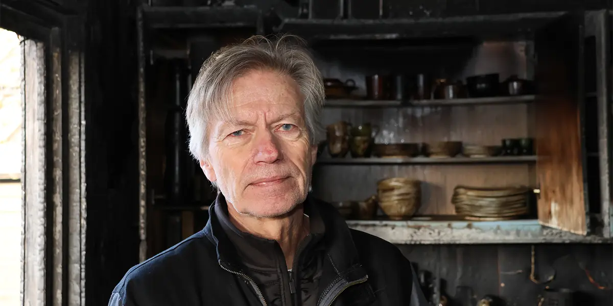 Torbjørn Alseth inne i det nedbrente huset