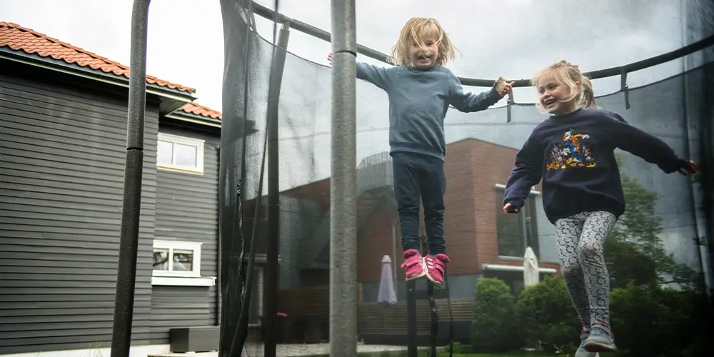 barn hopper på trampoline barn hopper på trampoline