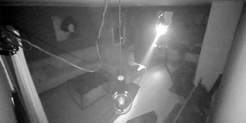 brannmann med lommelykt, bilde fra overvåkningskamera brannmann med lommelykt, bilde fra overvåkningskamera