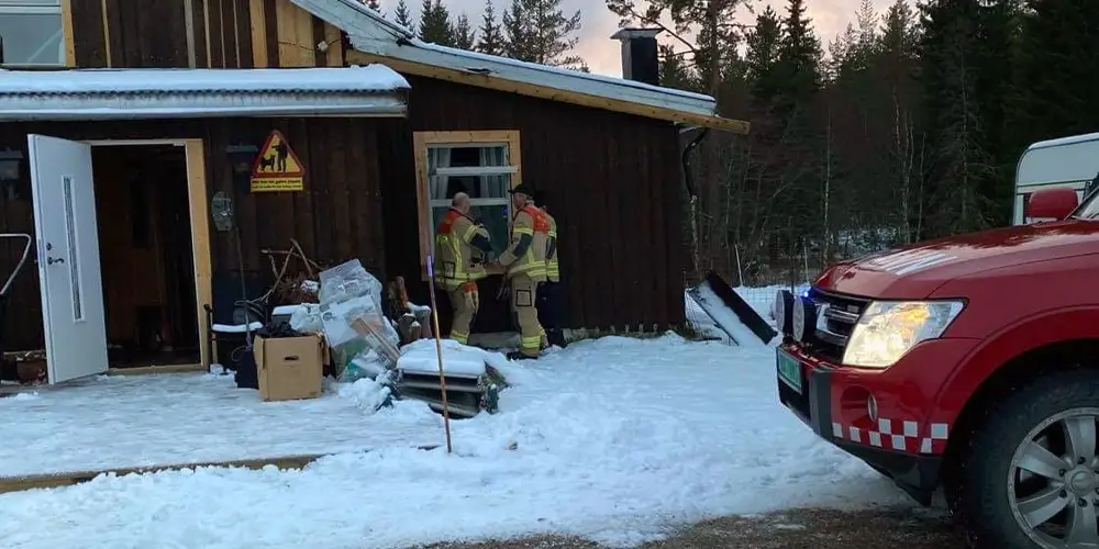 brannmenn utenfor huset brannmenn utenfor huset