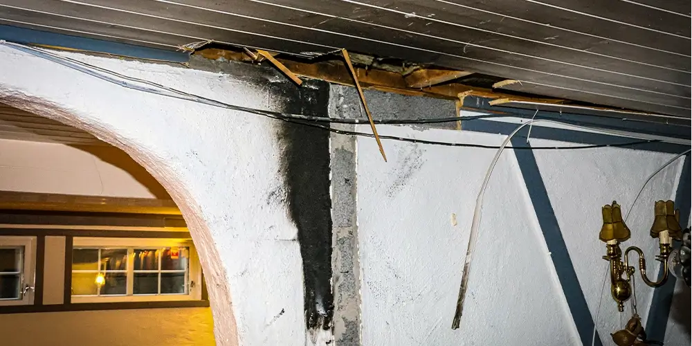 Skader på vegg og tak i kjelleren Skader på vegg og tak i kjelleren