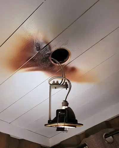 brent i taket, lampe som henger ned brent i taket, lampe som henger ned